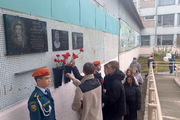 В Абакане открыли мемориальную доску герою СВО Константину Егорову